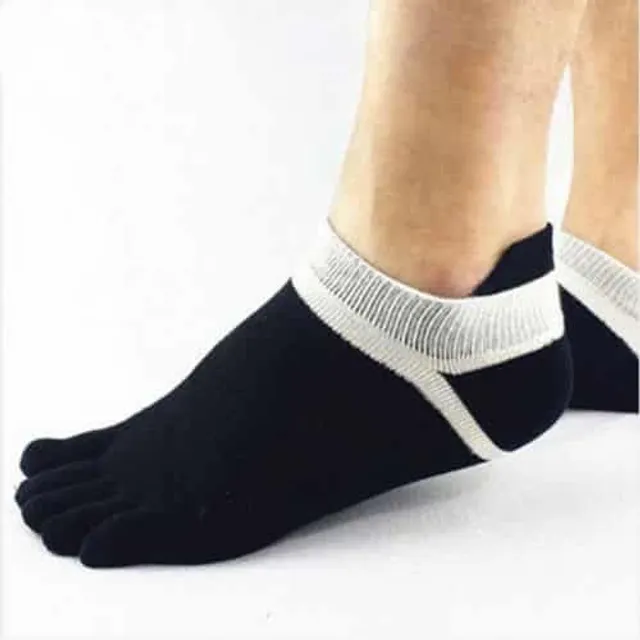 Štýlové pánske ponožky na nohách