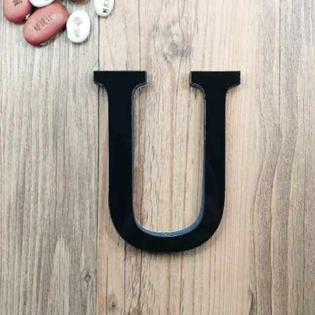 Ozdobná minimalistická jednobarevná písmena s lehkým odrazem pro zkrášlení domova