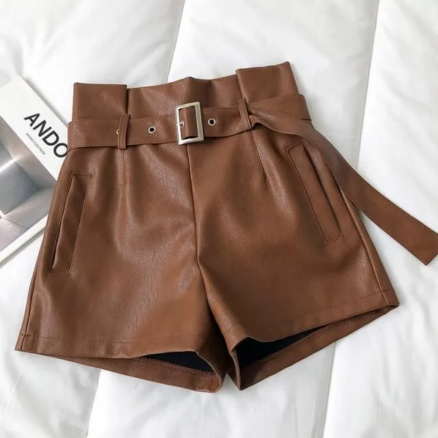 Shorts en simili cuir avec ceinture