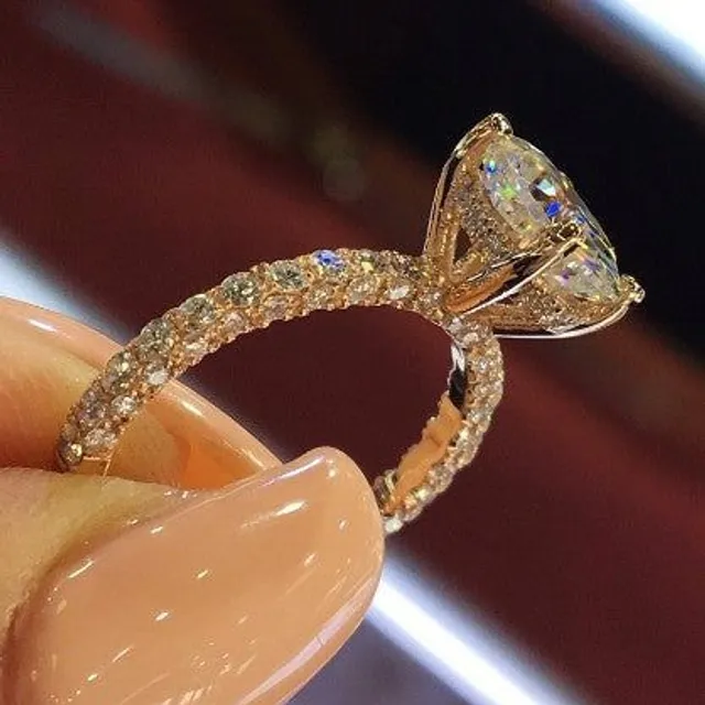 Elegantní prsten s křišťálovými kamínky