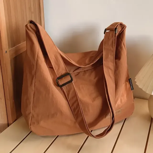 Lehká a praktická crossbody taška pro školu, práci a cestování