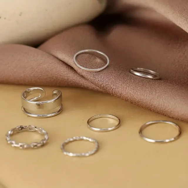 7ks minimalistických prstenů se stohovatelnými pásky v různých šířkách pro každodenní kombinaci oblečení