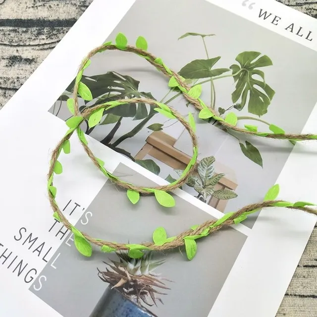 Decorative string with Howie leaves