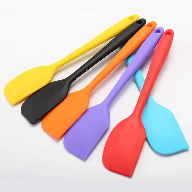 Silicone spatula to stir the dough