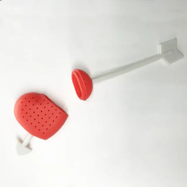 Designové silikonové sítko na sypaný čaj ve tvaru srdce propíchlého šípem lásky