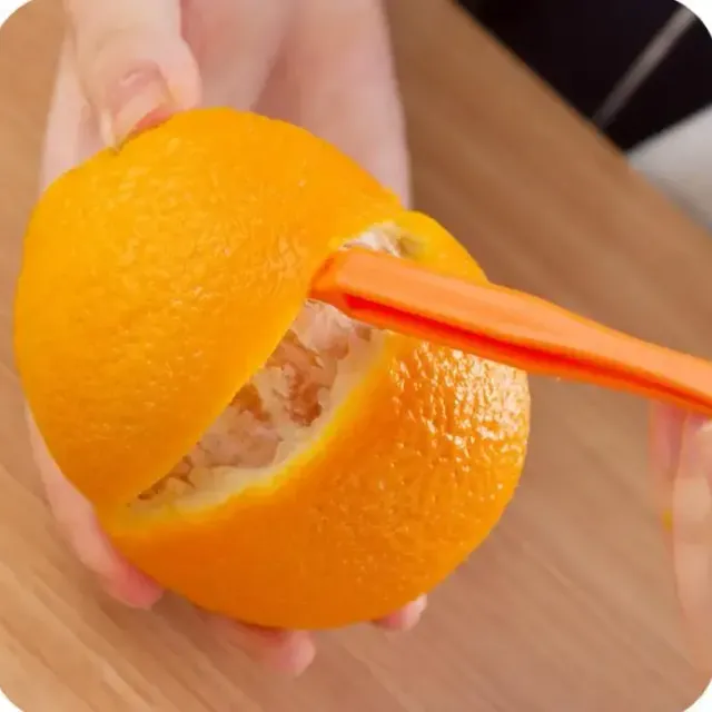 Dvě originální delší škrabky na pomeranče - snadné loupání, které vám zabere minimum času