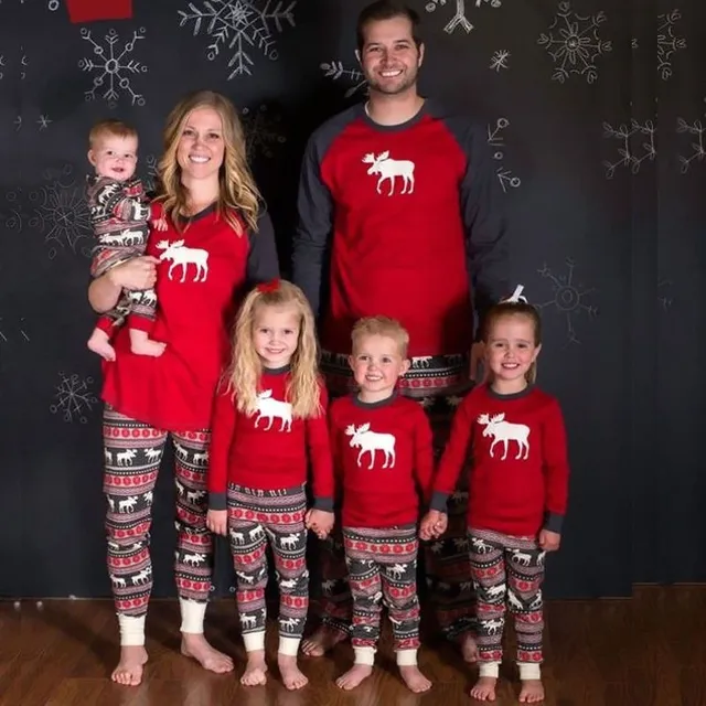 Pijamale de Crăciun cu reni pentru întreaga familie