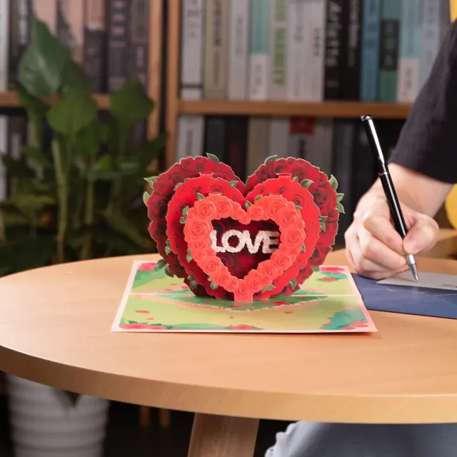 Romantické valentýnské přáníčko s 3D květinovým srdíčkem a nápisem LOVE