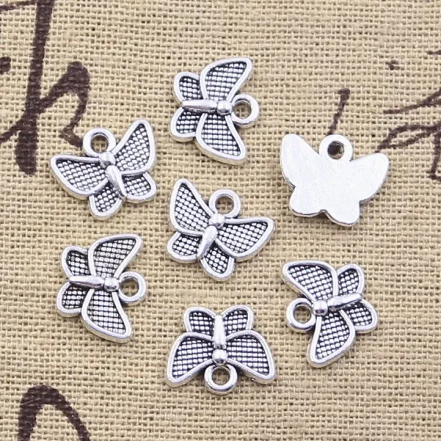 50 ks přívěsků s roztomilým motýlem (11x13 mm) - starobylá stříbrná barva
