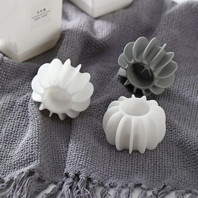 Silicone propeller ball for washing machine to remove hair from laundry