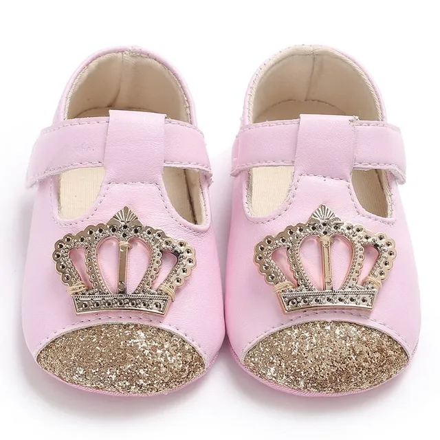 Papucii drăguți pentru fetițe nou-născute, împodobiți cu o coroană