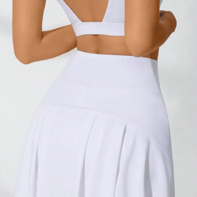 Tennis skirt with a wide ribbon in the waist and a volley line for active movement