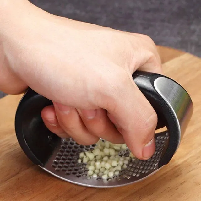 Hand-operated garlic presses