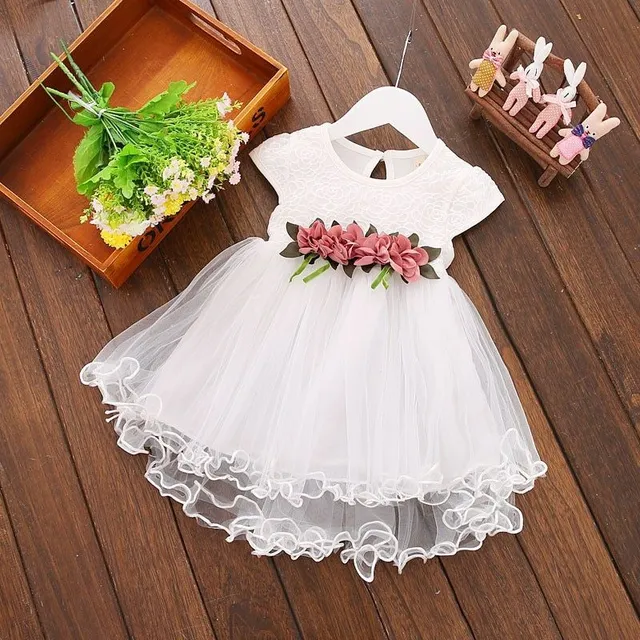 Robe de fille pour bébé avec des fleurs