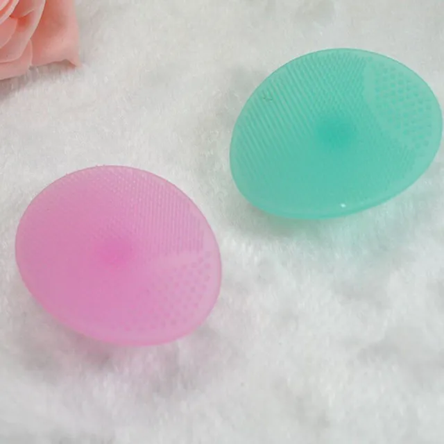 Silicone sponge for cleaning the skin