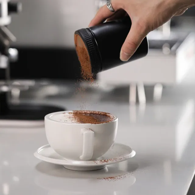 Jemný sítkový shaker na espresso a cukr s víkem pro dokonalou konzistenci a latte art