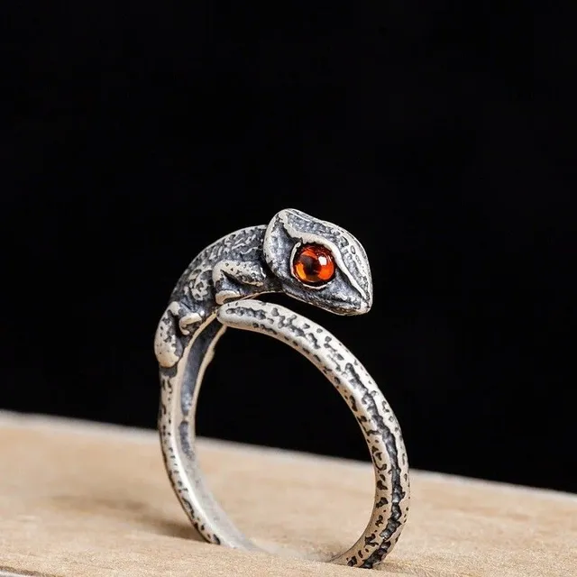 Ring with chameleon