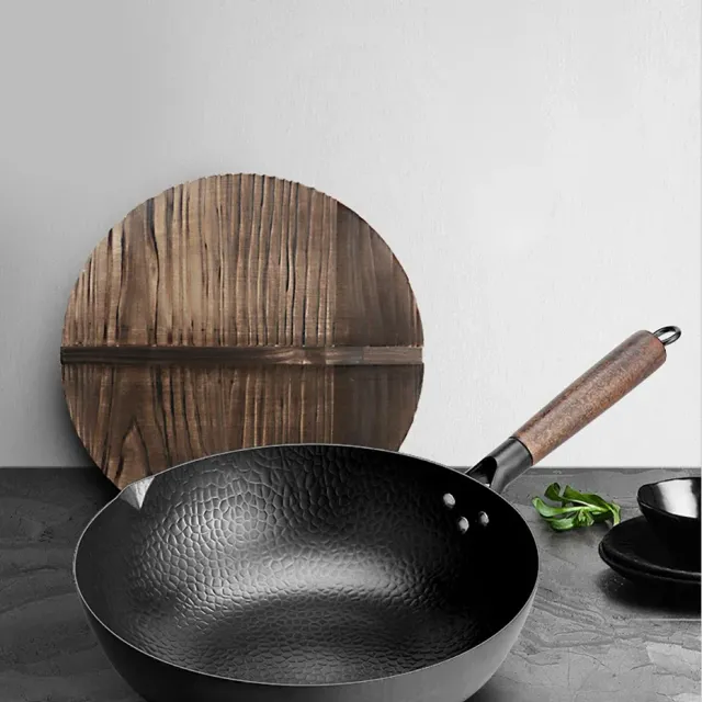 Tigaie wok din fier chinezesc, fabricată manual, cu suprafață antiaderentă