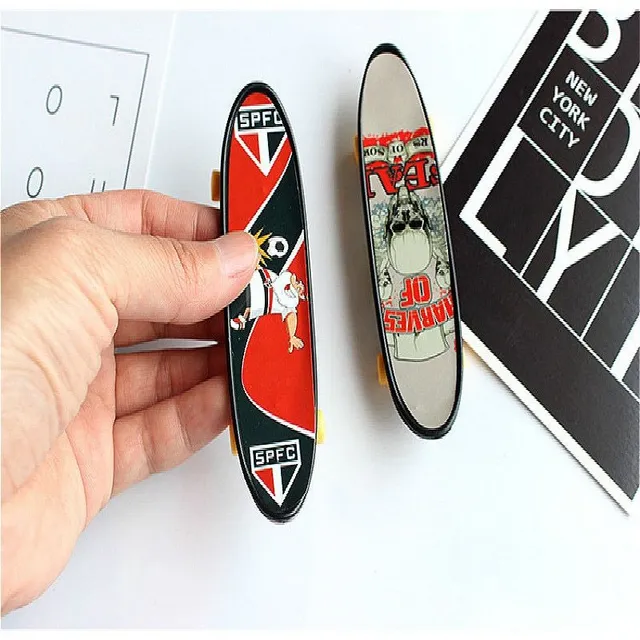 Mini skateboard degetar din plastic
