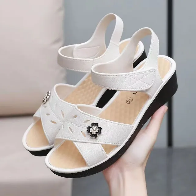 Comfortable summer sandals with belt around ankle for women