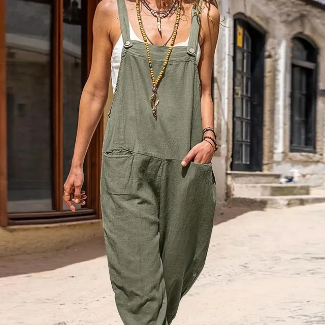 Women's sleeveless jumpsuit with pockets on the front - solid colour