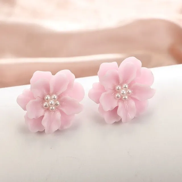 Beautiful lady earrings in the shape of Madelyn flower