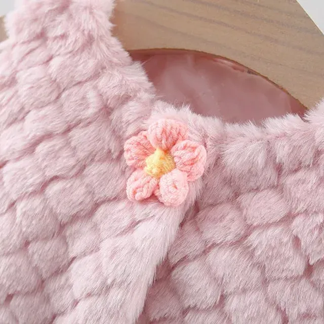 Detská zimná kožušinová vesta a kvetinový gombík pre novorodencov