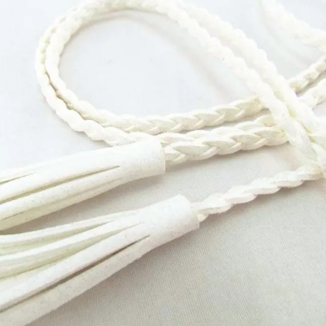 Moderný dámsky opasok so strapcami