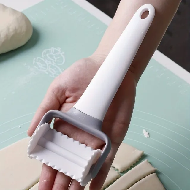 Kitchen roll with dough cutter