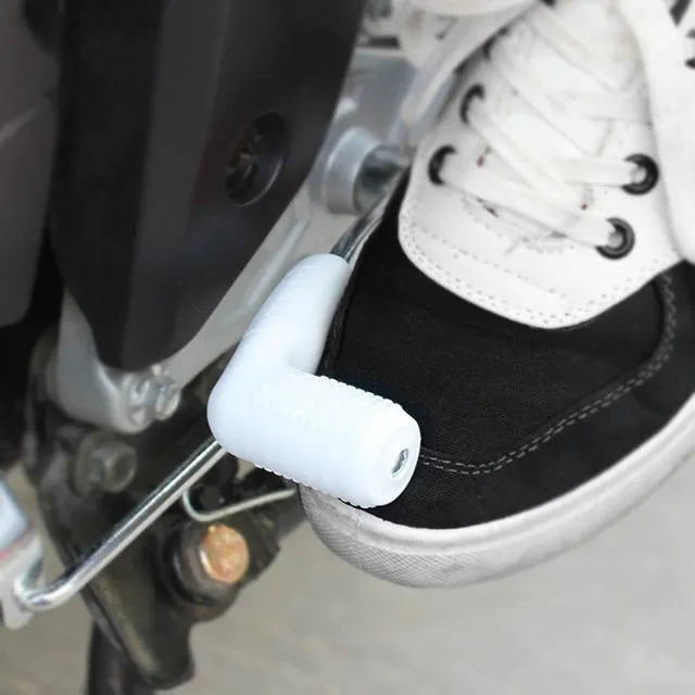 Cover the gear lever of the motorbike