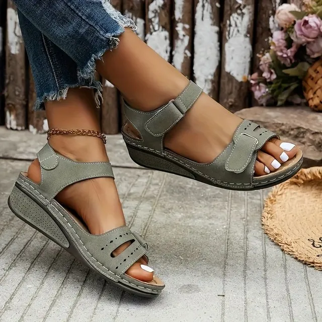 Comfortable women's sandals with platform and ankle straps, soft insole and low knee