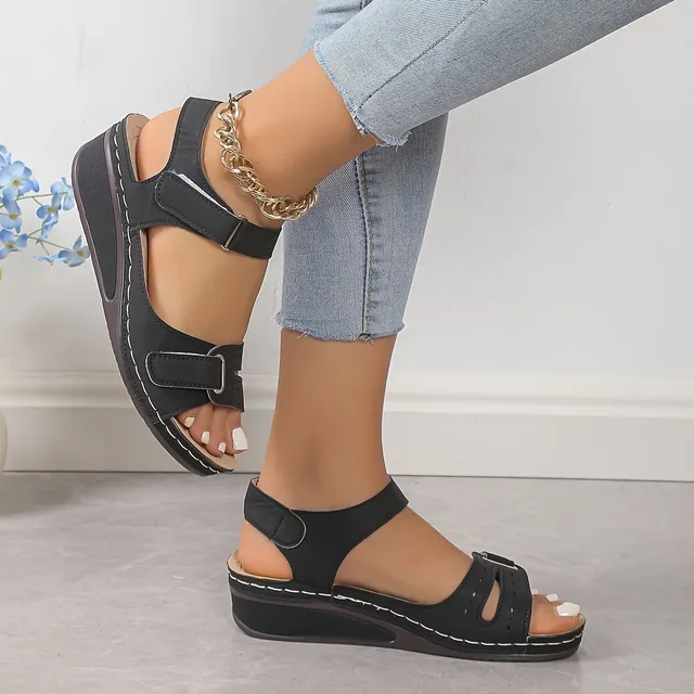 Dámské sandály s klínkem v retro stylu, jednobarevné, s otevřenou špičkou a zapínáním na suchý zip