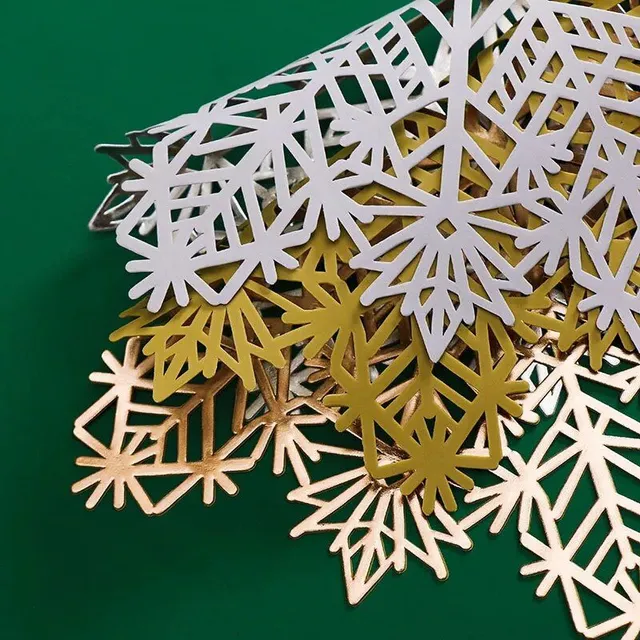 4 ks podtácků ve stylu sněhových vloček - Sada obsahuje 4 podtácky vyrobené z PVC s motivem sněhových vloček