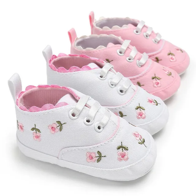 Baby booties for girls with flowers