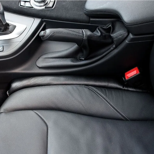 Gyakorlati puha autó behelyezése az ülés és a hátfülke közé, hogy a dolgok ne szoruljanak be a Mermin ülés alá