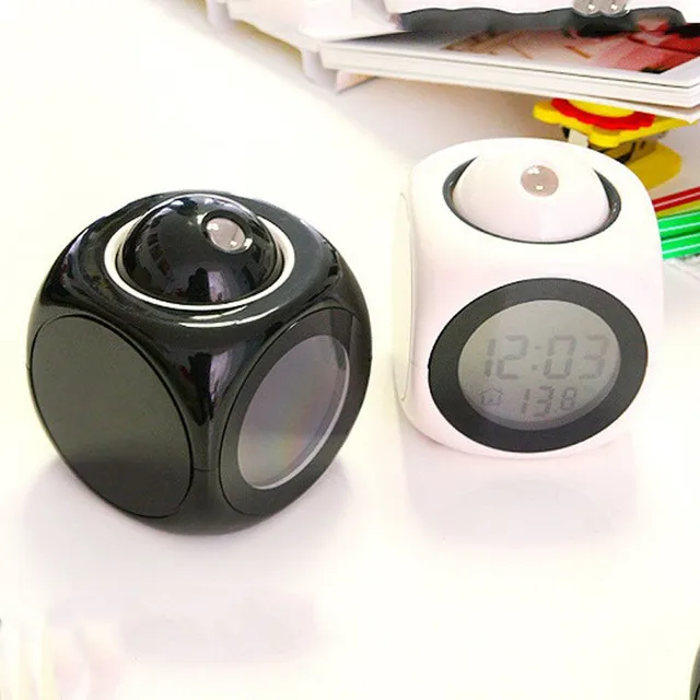 Alarm clock with time projection to ceiling