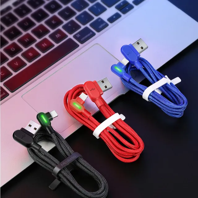 Lomený rychlonabíjecí Lightning USB kabel na iPhone