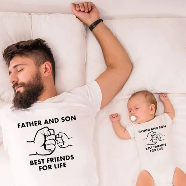 Vicces, egyszerű, rövid ujjú póló babának és apukának