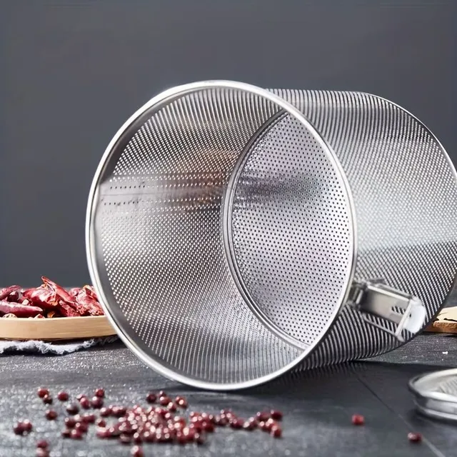 Practical stainless steel infuser for spices and sprinkled tea