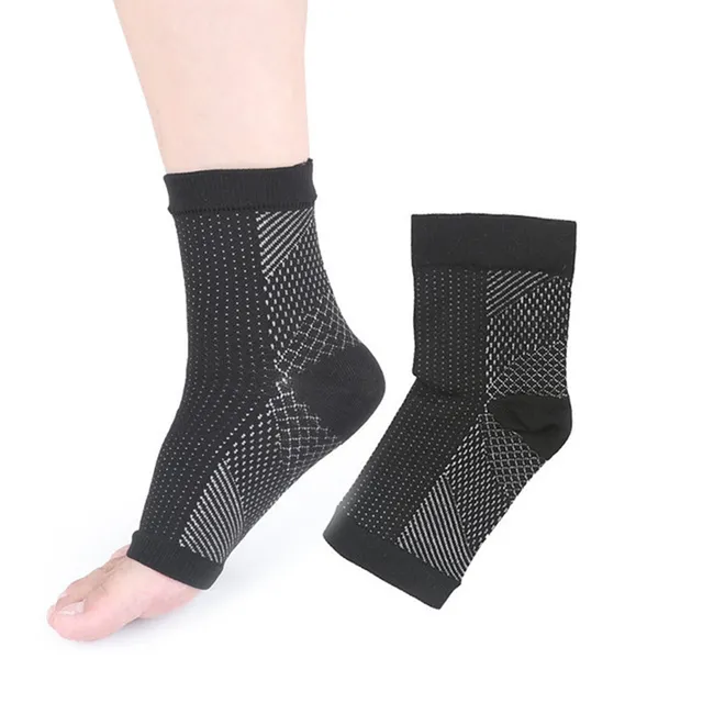 Compression breathable sleeve for strengthening muscles and joints