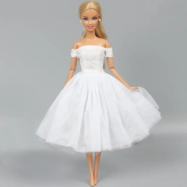Haine și rochițe pentru Barbie