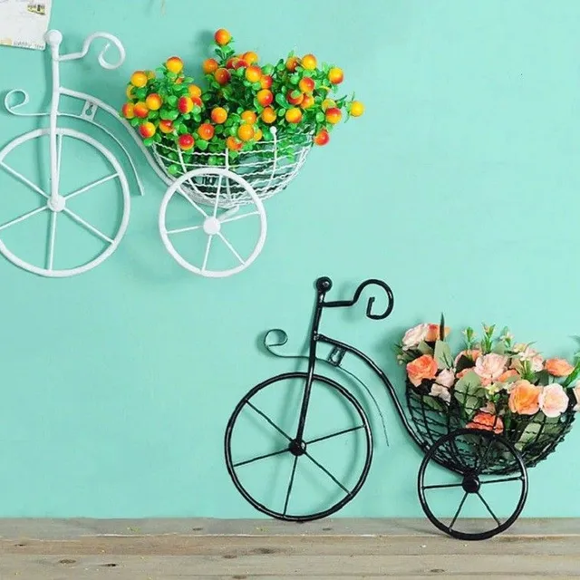 Hinged basket for flowers