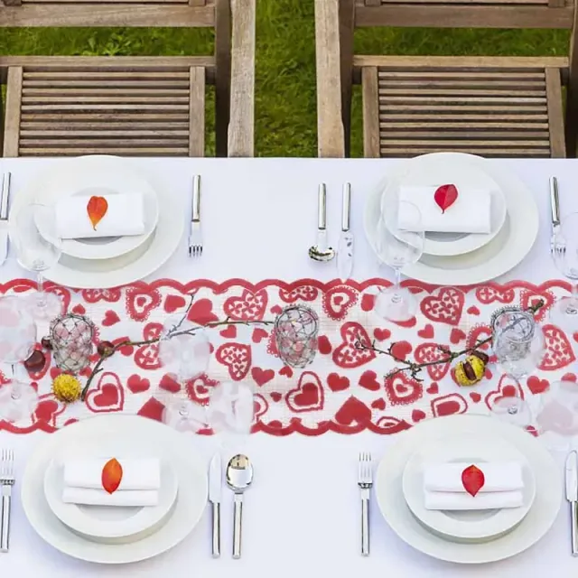 Covoraș roșu de Valentine's Day cu inimioare brodate pentru masă