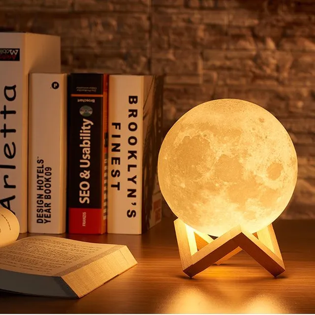 Moon-shaped 3D lamp