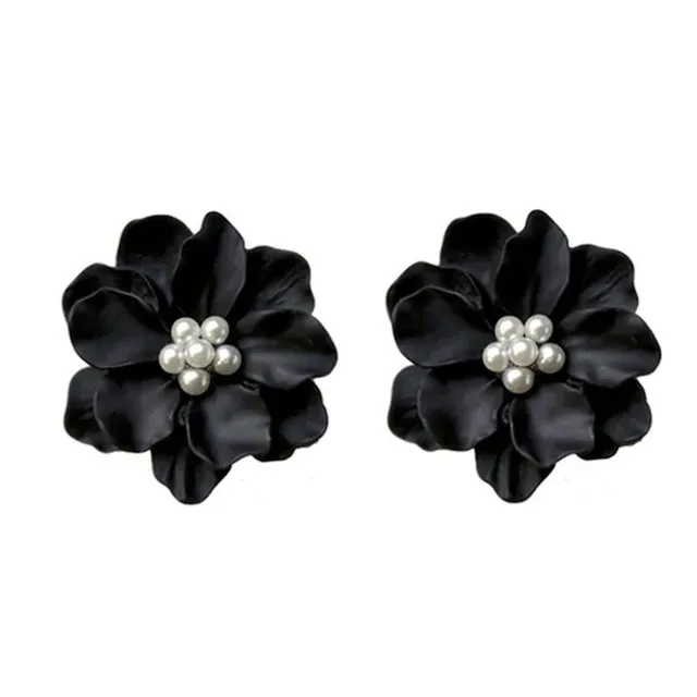 Beautiful lady earrings in the shape of Madelyn flower