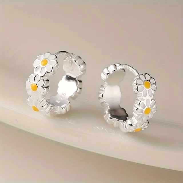 Elegant silver earrings with daisy motif