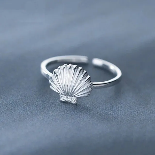 A lady's ring with a shell