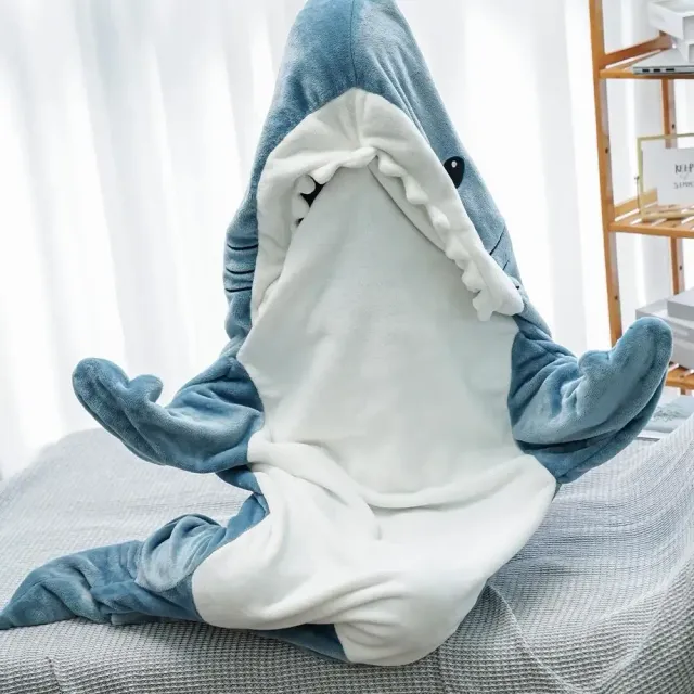 Dětské a dospěláčí pyžamo s motivem žraloka v podobě spacáku a útulné deky z vysoce kvalitního materiálu - pro sladké sny a relaxaci.