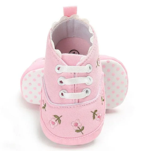 Baby booties for girls with flowers
