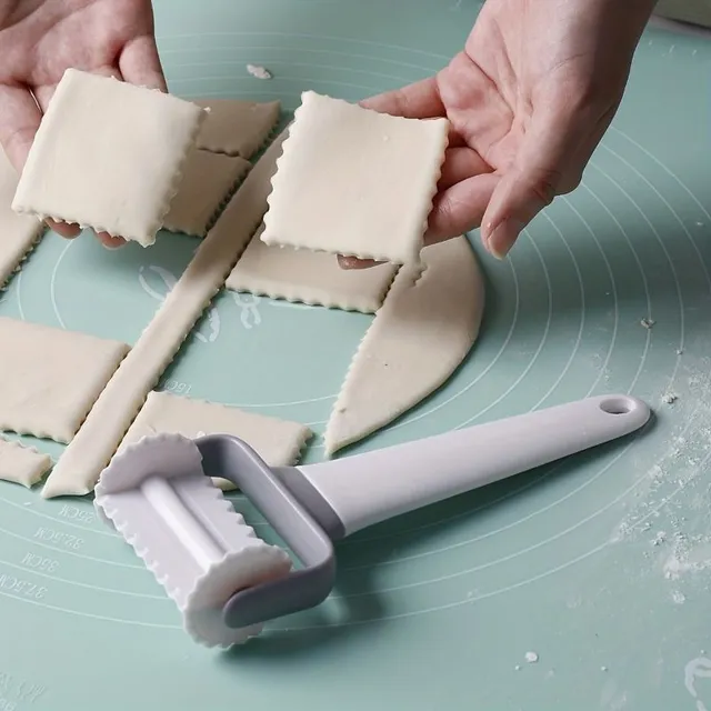 Kitchen roll with dough cutter